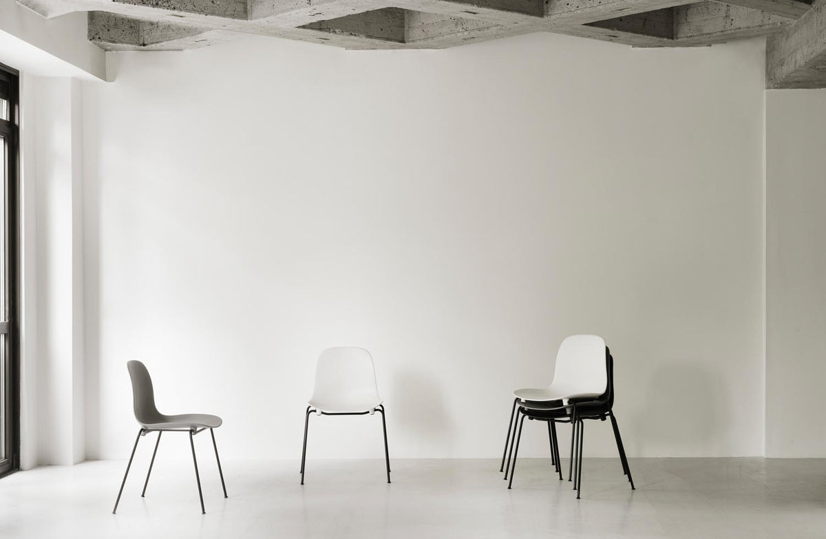 Form Stapelstuhl Schwartz Stahl Warmes Grau in Warmes Grau präsentiert im Onlineshop von KAQTU Design AG. Stuhl ist von Normann Copenhagen