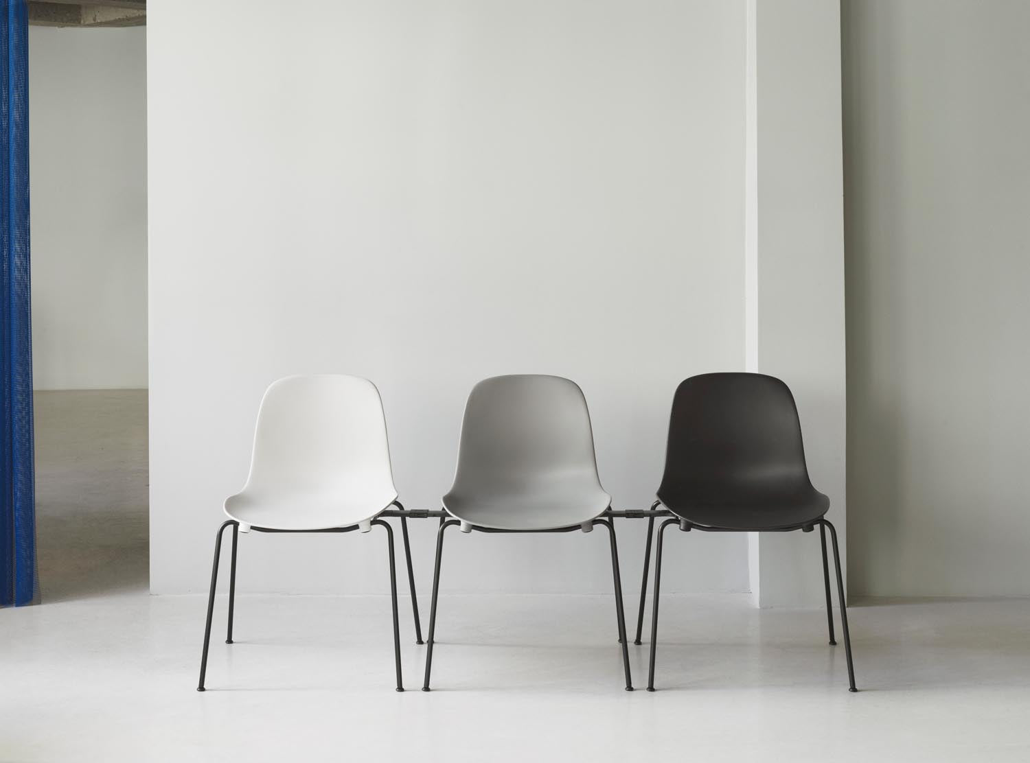 Entdecken Sie den eleganten Form Stapelstuhl in Schwarz mit cremefarbener Sitzschale von Normann Copenhagen – ideal für modernes Wohnen und Büro.