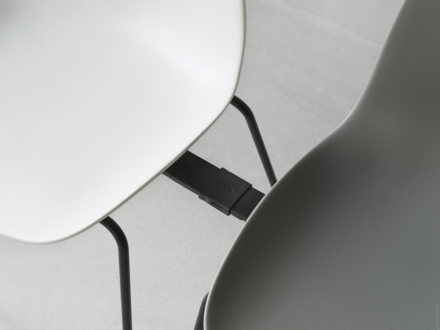 Erleben Sie den Form Stapelstuhl von Normann Copenhagen: Stilvolles Design in Schwarz und Creme, perfekt für jeden Raum und vielseitig einsetzbar.