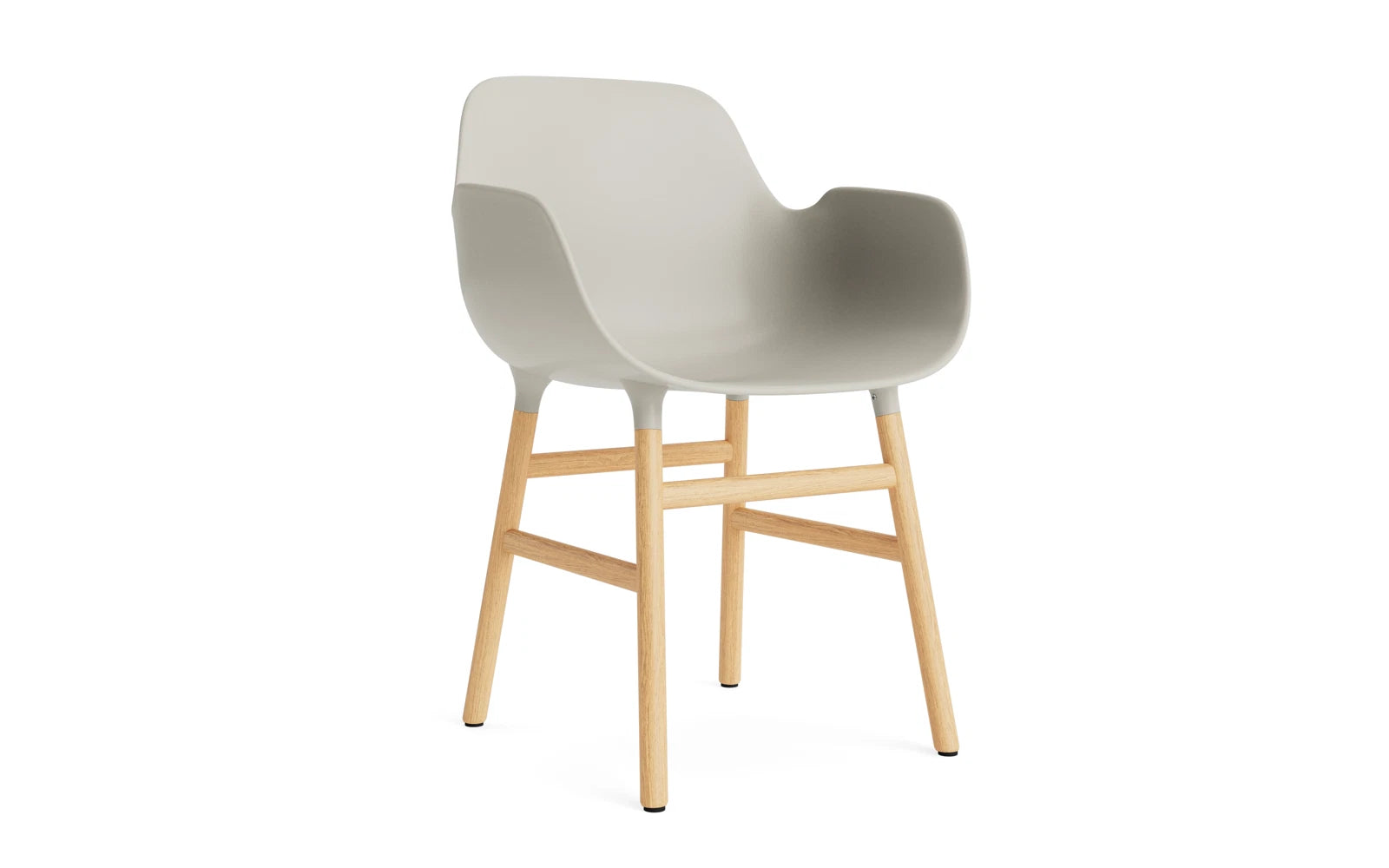 Form Lehnstuhl Eiche Hellgrau in  präsentiert im Onlineshop von KAQTU Design AG. Stuhl mit Armlehne ist von Normann Copenhagen