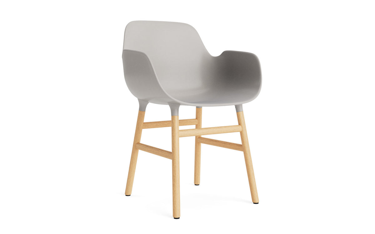 Form Lehnstuhl Eiche Warmes grau in Warmes grau präsentiert im Onlineshop von KAQTU Design AG. Stuhl mit Armlehne ist von Normann Copenhagen