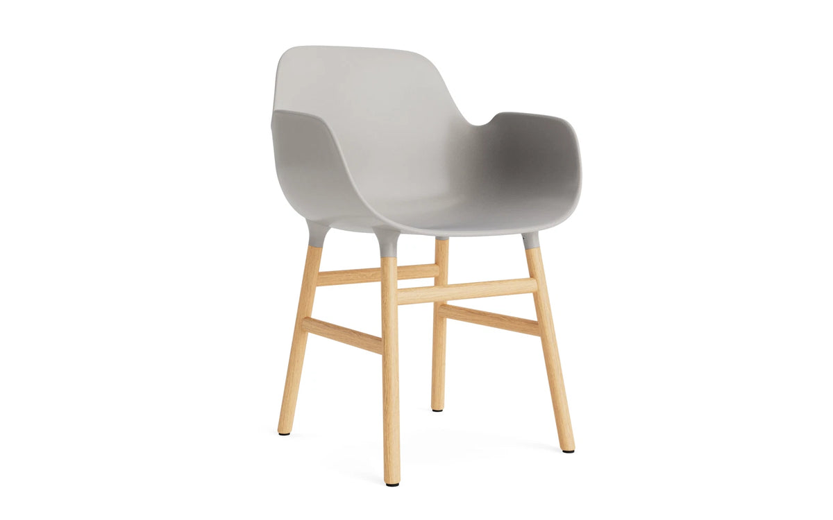 Form Lehnstuhl Eiche Warmes grau in Warmes grau präsentiert im Onlineshop von KAQTU Design AG. Stuhl mit Armlehne ist von Normann Copenhagen