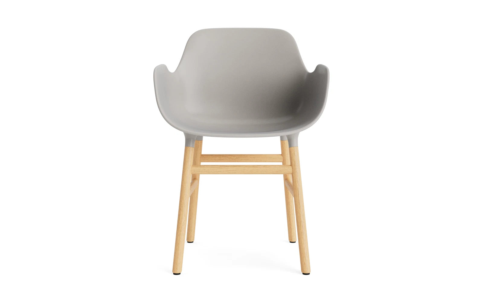 Erleben Sie den Form Lehnstuhl in warmem Grau von Normann Copenhagen – ein stilvolles Eichenmöbel, das Design und Funktionalität perfekt kombiniert.