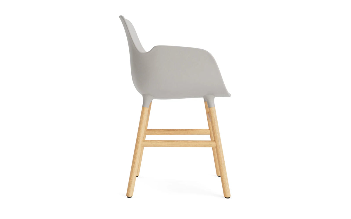 Form Lehnstuhl Eiche Warmes grau in Warmes grau präsentiert im Onlineshop von KAQTU Design AG. Stuhl mit Armlehne ist von Normann Copenhagen