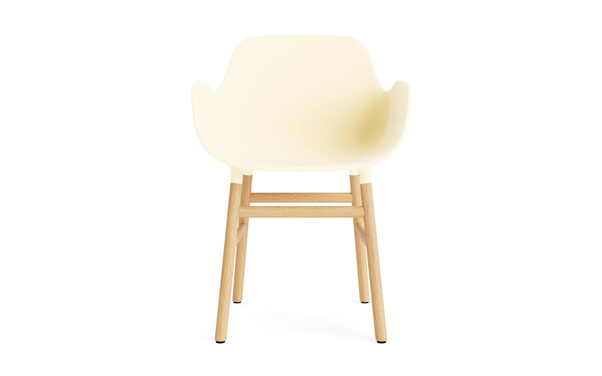 Form Lehnstuhl Eiche Creme in Creme präsentiert im Onlineshop von KAQTU Design AG. Stuhl mit Armlehne ist von Normann Copenhagen