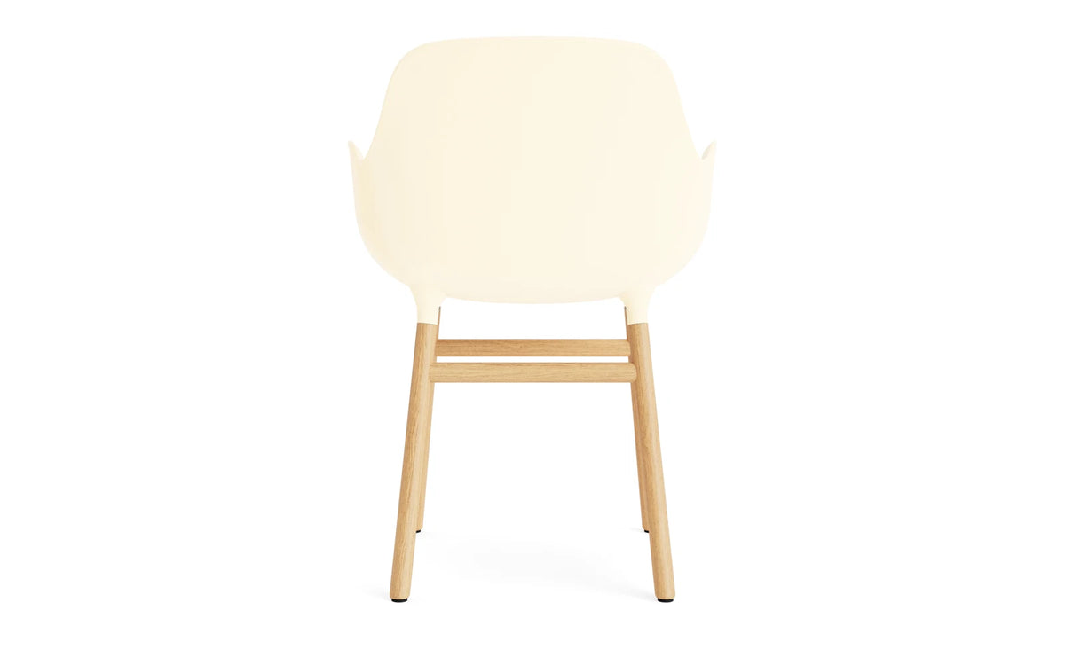 Form Lehnstuhl Eiche Creme in Creme präsentiert im Onlineshop von KAQTU Design AG. Stuhl mit Armlehne ist von Normann Copenhagen