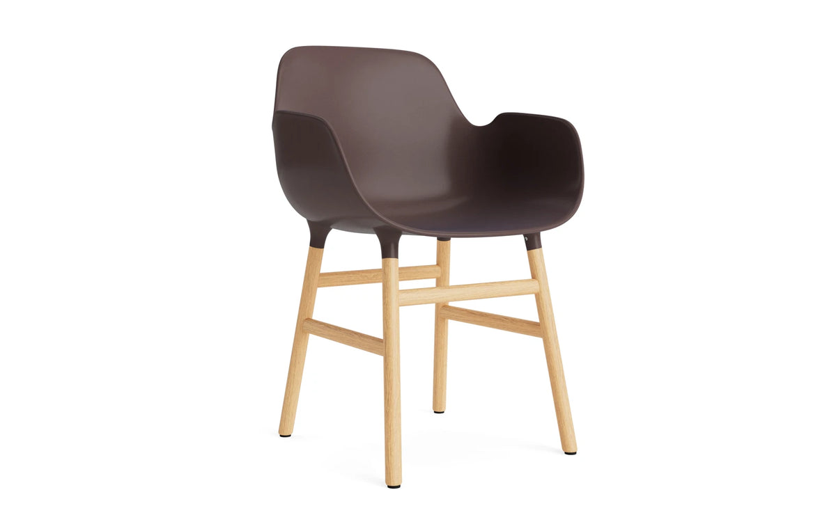 Form Lehnstuhl Eiche Braun in Braun präsentiert im Onlineshop von KAQTU Design AG. Stuhl mit Armlehne ist von Normann Copenhagen