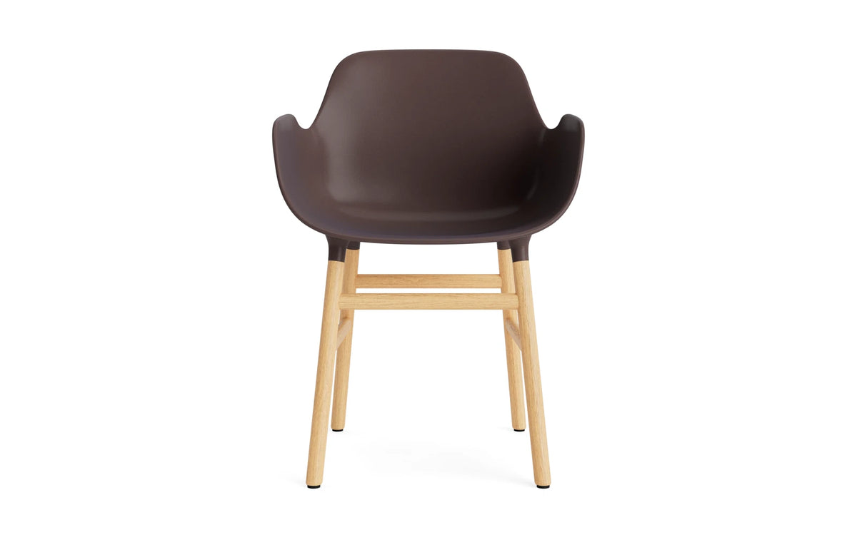 Form Lehnstuhl Eiche Braun in Braun präsentiert im Onlineshop von KAQTU Design AG. Stuhl mit Armlehne ist von Normann Copenhagen