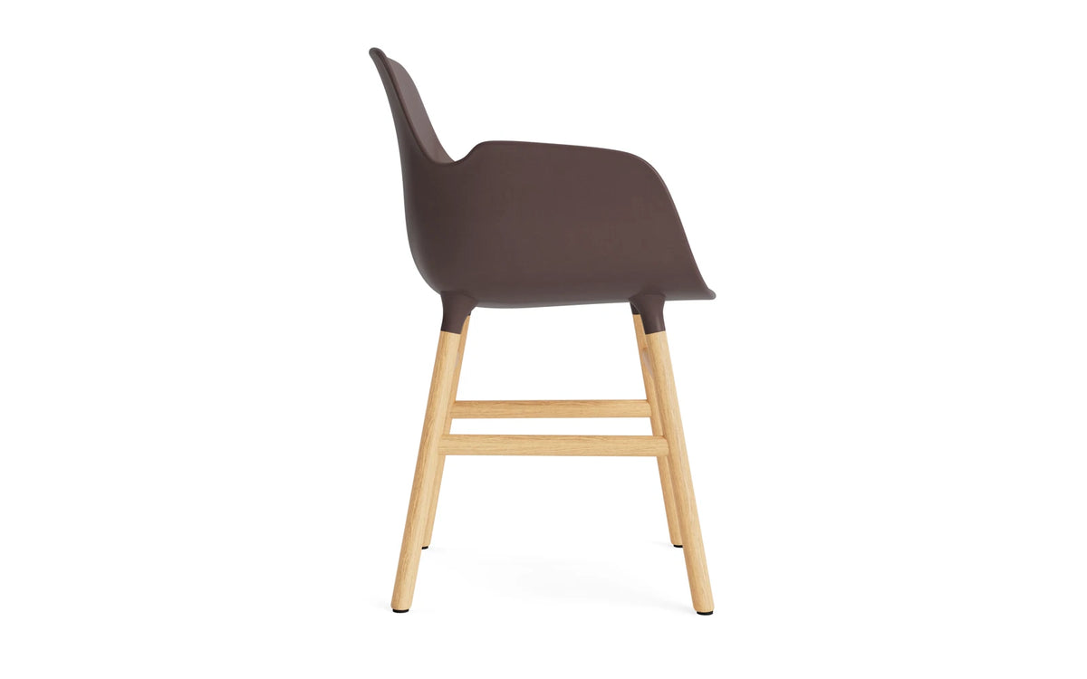 Form Lehnstuhl Eiche Braun in Braun präsentiert im Onlineshop von KAQTU Design AG. Stuhl mit Armlehne ist von Normann Copenhagen