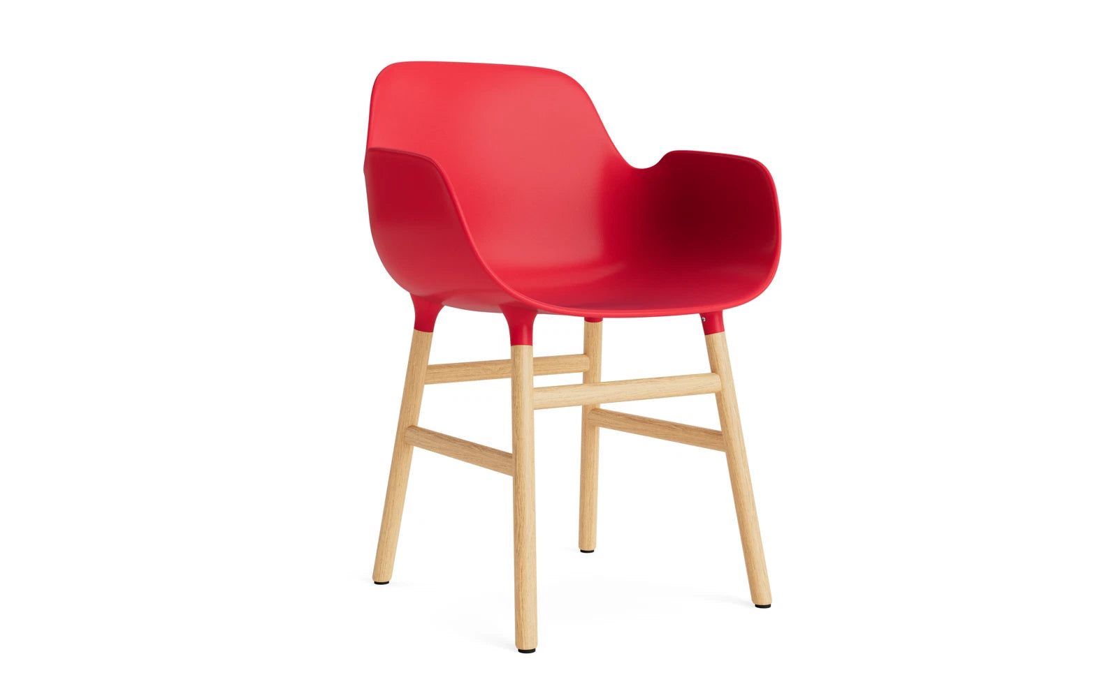Form Lehnstuhl Eiche Leuchtendes rot in  präsentiert im Onlineshop von KAQTU Design AG. Stuhl mit Armlehne ist von Normann Copenhagen