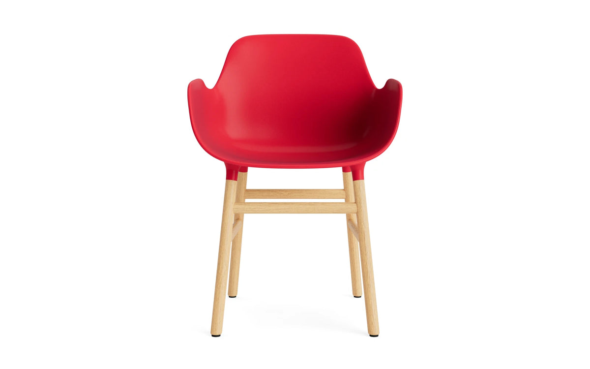 Form Lehnstuhl Eiche Leuchtendes rot in Leuchtendes rot präsentiert im Onlineshop von KAQTU Design AG. Stuhl mit Armlehne ist von Normann Copenhagen