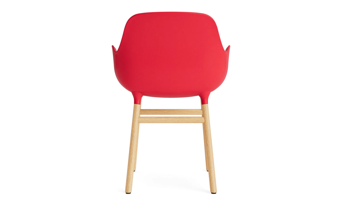 Form Lehnstuhl Eiche Leuchtendes rot in Leuchtendes rot präsentiert im Onlineshop von KAQTU Design AG. Stuhl mit Armlehne ist von Normann Copenhagen