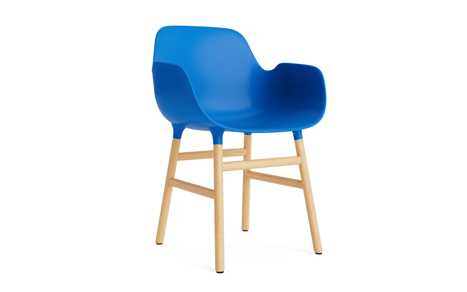 Form Lehnstuhl Eiche Leuchtendes blau in  präsentiert im Onlineshop von KAQTU Design AG. Stuhl mit Armlehne ist von Normann Copenhagen