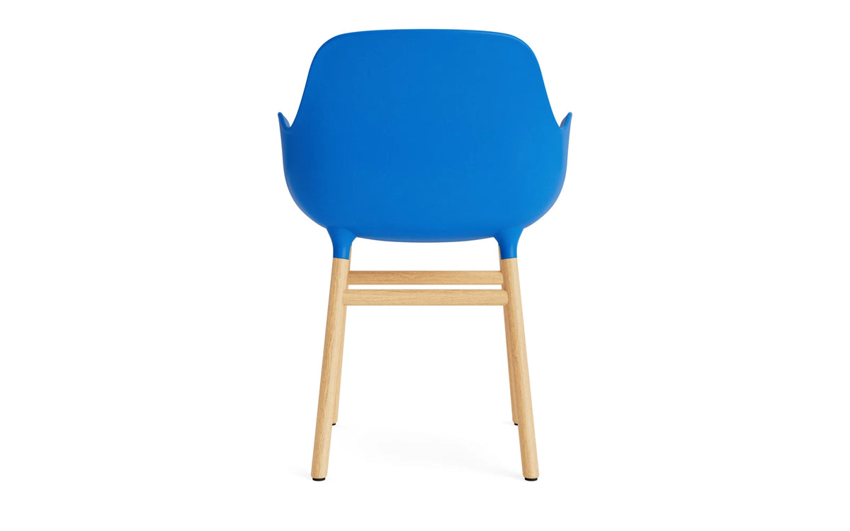 Form Lehnstuhl Eiche Leuchtendes blau in Leuchtendes blau präsentiert im Onlineshop von KAQTU Design AG. Stuhl mit Armlehne ist von Normann Copenhagen