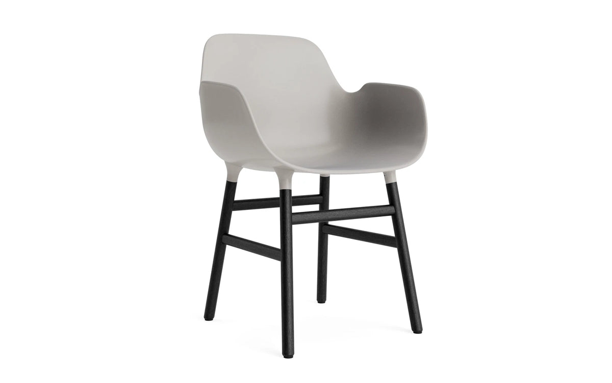 Form Lehnstuhl Warmes Grau/schwarz in Warmes Grau/schwarz präsentiert im Onlineshop von KAQTU Design AG. Stuhl mit Armlehne ist von Normann Copenhagen