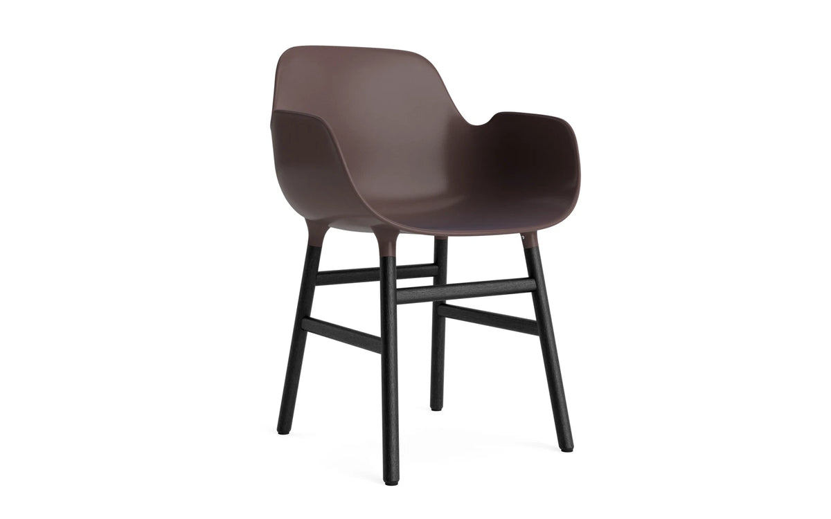 Form Lehnstuhl Braun/schwarz in Braun/schwarz präsentiert im Onlineshop von KAQTU Design AG. Stuhl mit Armlehne ist von Normann Copenhagen