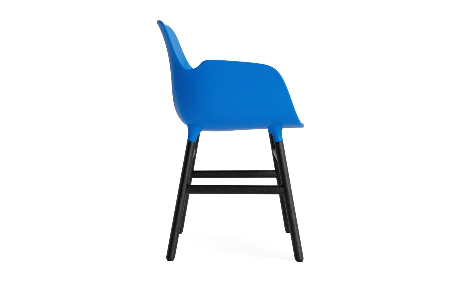 Entdecken Sie den Form Lehnstuhl in leuchtendem Blau/Schwarz von Normann Copenhagen – ein elegantes Designhighlight für jeden Raum.
