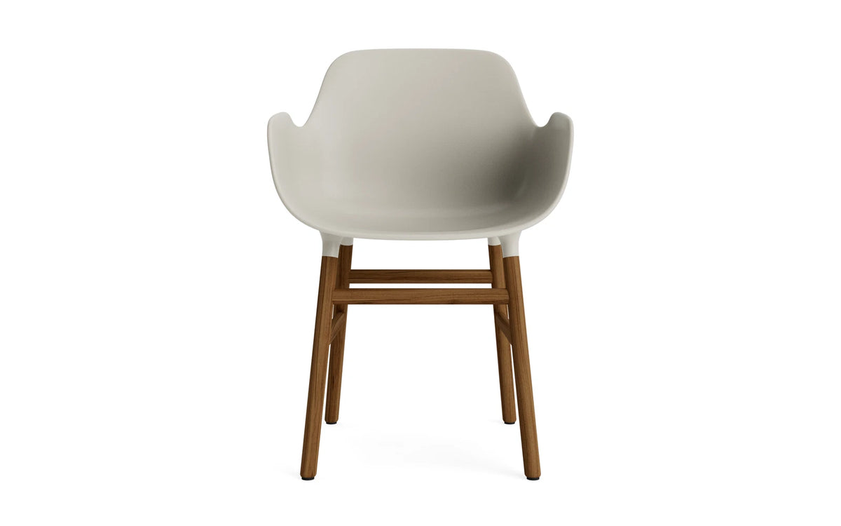 Form Lehnstuhl Hellgrau/Walnuss in Hellgrau/ Walnuss präsentiert im Onlineshop von KAQTU Design AG. Stuhl mit Armlehne ist von Normann Copenhagen