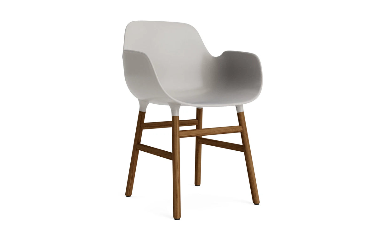 Form Lehnstuhl Warmes grau/Walnuss in Warmes grau/ Walnuss präsentiert im Onlineshop von KAQTU Design AG. Stuhl mit Armlehne ist von Normann Copenhagen