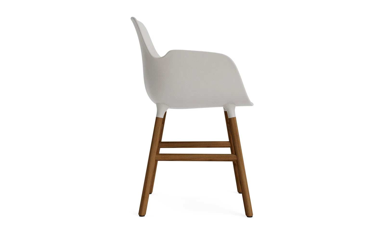 Entdecken Sie den Form Lehnstuhl in warmem Grau und Walnuss von Normann Copenhagen – ein stilvolles Möbelstück, das modernes Design und höchsten Komfort vereint.