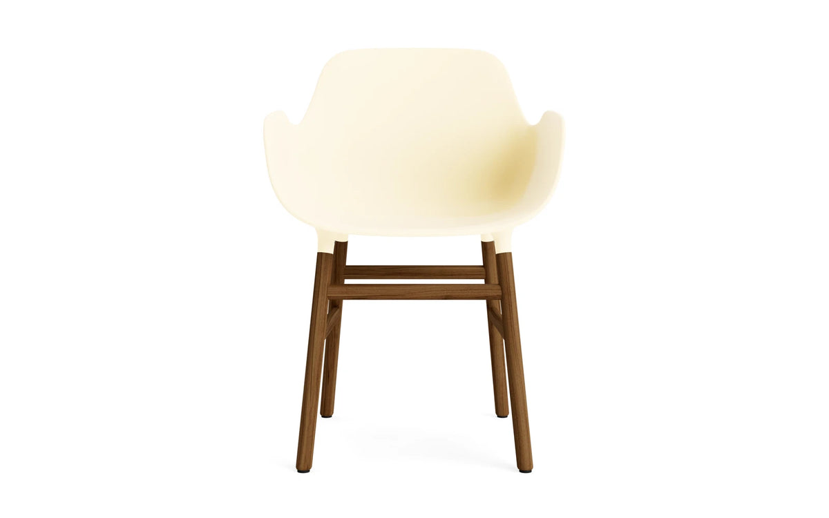 Form Lehnstuhl Creme/Walnuss in Creme/ Walnuss präsentiert im Onlineshop von KAQTU Design AG. Stuhl mit Armlehne ist von Normann Copenhagen