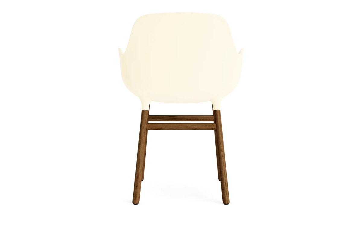 Form Lehnstuhl Creme/Walnuss in Creme/ Walnuss präsentiert im Onlineshop von KAQTU Design AG. Stuhl mit Armlehne ist von Normann Copenhagen