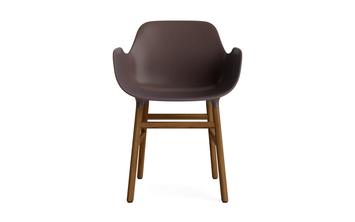 Form Lehnstuhl Braun/Walnuss in Braun/ Walnuss präsentiert im Onlineshop von KAQTU Design AG. Stuhl mit Armlehne ist von Normann Copenhagen
