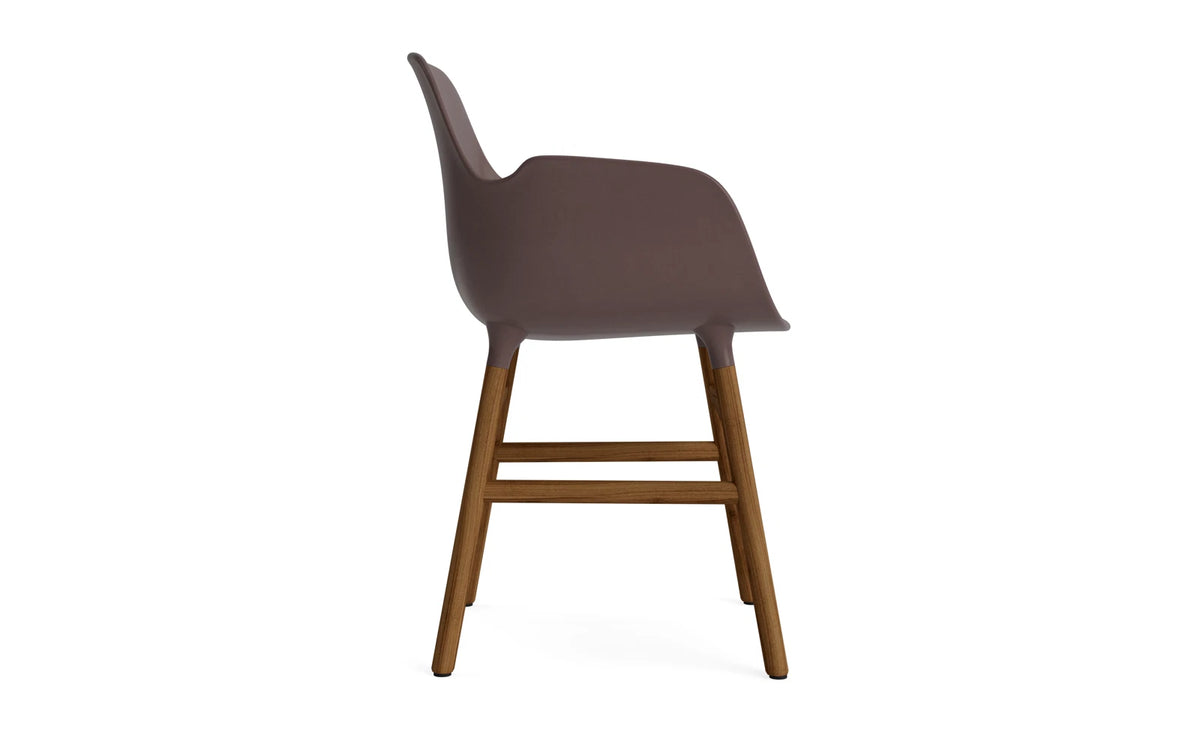 Form Lehnstuhl Braun/Walnuss in Braun/ Walnuss präsentiert im Onlineshop von KAQTU Design AG. Stuhl mit Armlehne ist von Normann Copenhagen