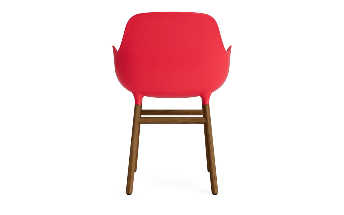 Form Lehnstuhl Leuchtendes rot/Walnuss in Leuchtendes rot/ Walnuss präsentiert im Onlineshop von KAQTU Design AG. Stuhl mit Armlehne ist von Normann Copenhagen