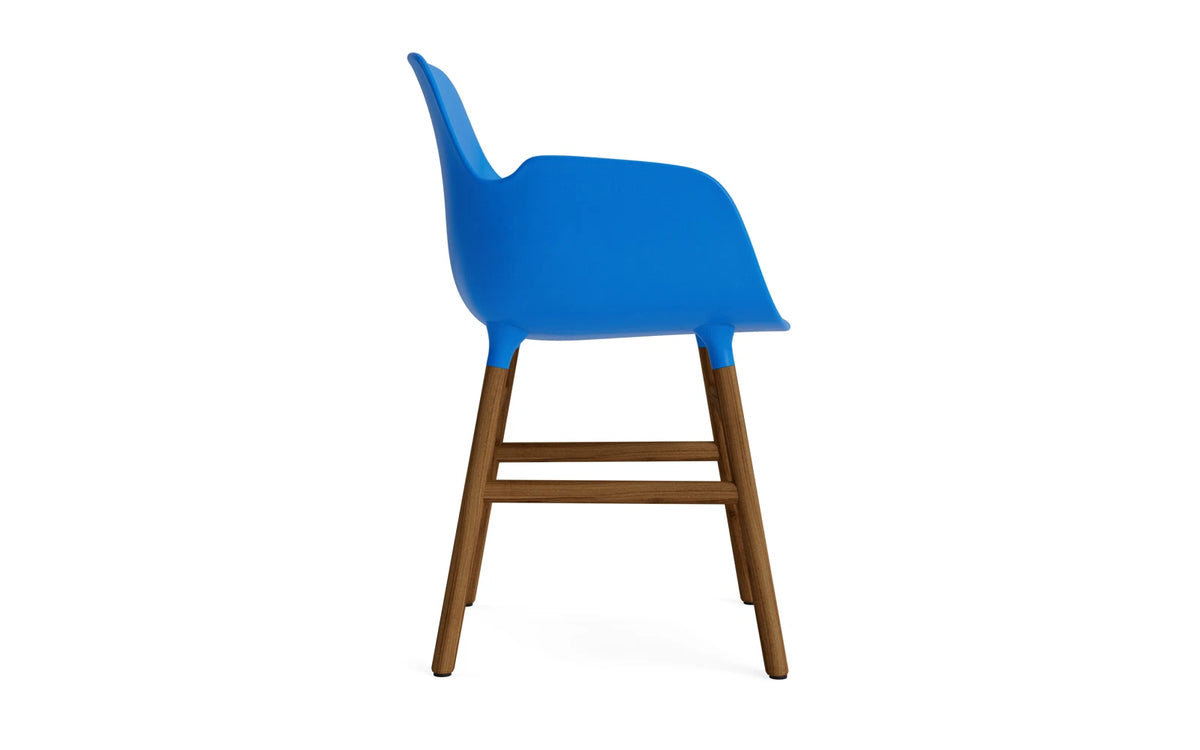 Form Lehnstuhl Leuchtendes blau/Walnuss in Leuchtendes blau/ Walnuss präsentiert im Onlineshop von KAQTU Design AG. Stuhl mit Armlehne ist von Normann Copenhagen