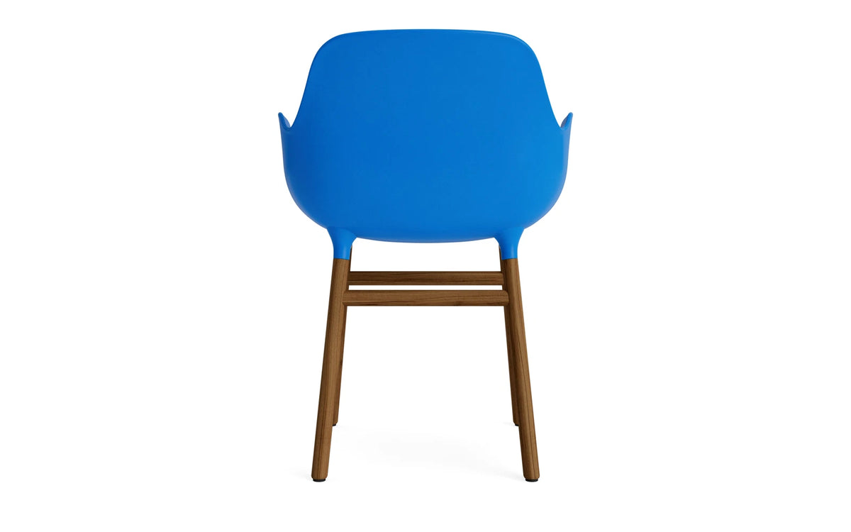 Form Lehnstuhl Leuchtendes blau/Walnuss in Leuchtendes blau/ Walnuss präsentiert im Onlineshop von KAQTU Design AG. Stuhl mit Armlehne ist von Normann Copenhagen