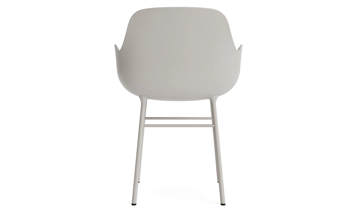 Form Lehnstuhl Stahl Warmes grau in Warmes grau präsentiert im Onlineshop von KAQTU Design AG. Stuhl mit Armlehne ist von Normann Copenhagen