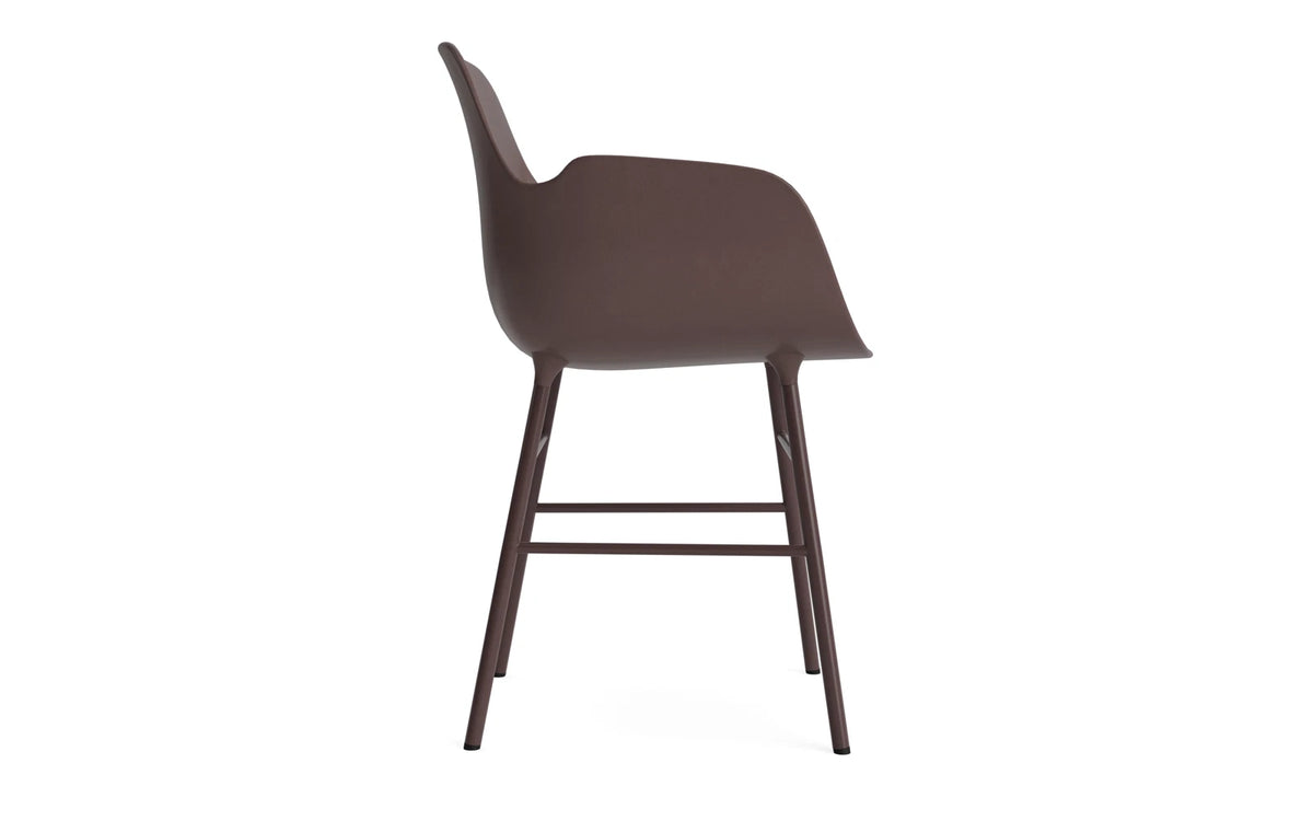 Form Lehnstuhl Stahl Braun in Braun präsentiert im Onlineshop von KAQTU Design AG. Stuhl mit Armlehne ist von Normann Copenhagen