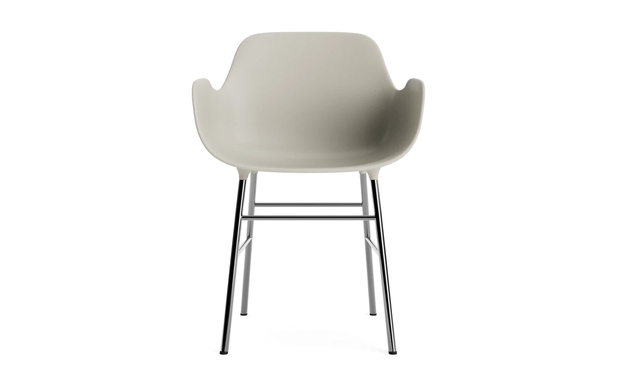 Form Lehnstuhl Chrom hellgrau in Hellgrau/ Chrom präsentiert im Onlineshop von KAQTU Design AG. Stuhl mit Armlehne ist von Normann Copenhagen