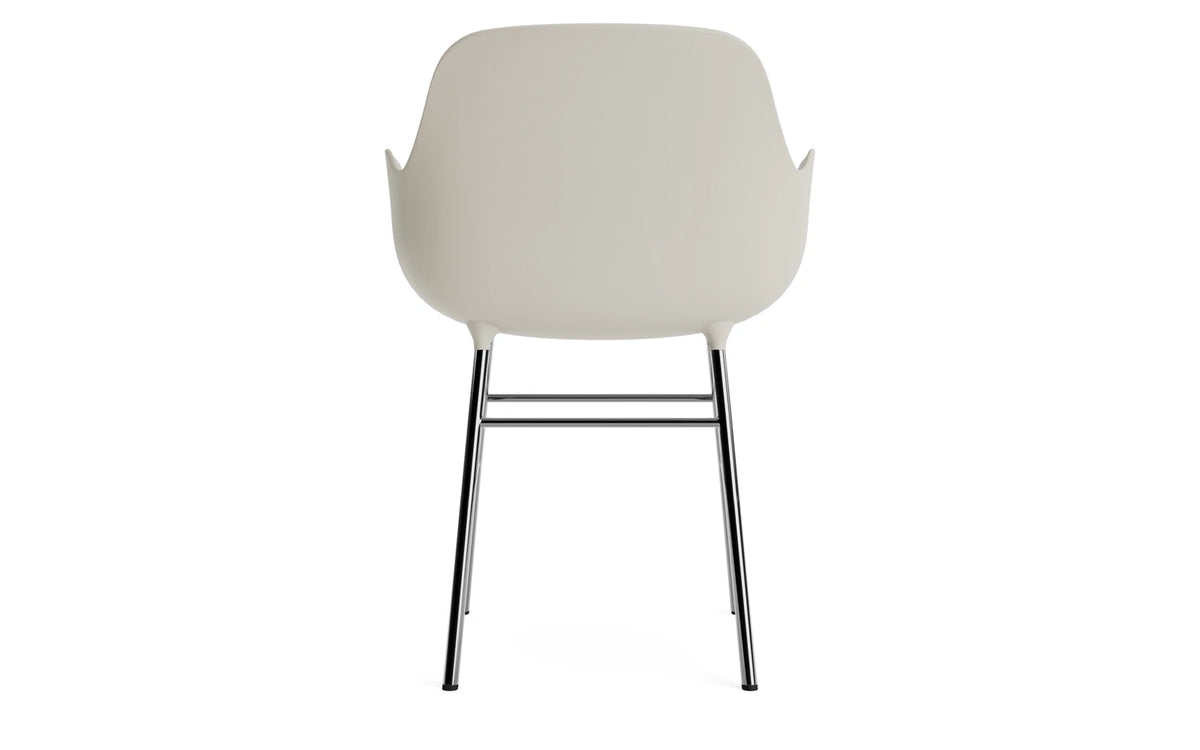Form Lehnstuhl Chrom hellgrau in Hellgrau/ Chrom präsentiert im Onlineshop von KAQTU Design AG. Stuhl mit Armlehne ist von Normann Copenhagen