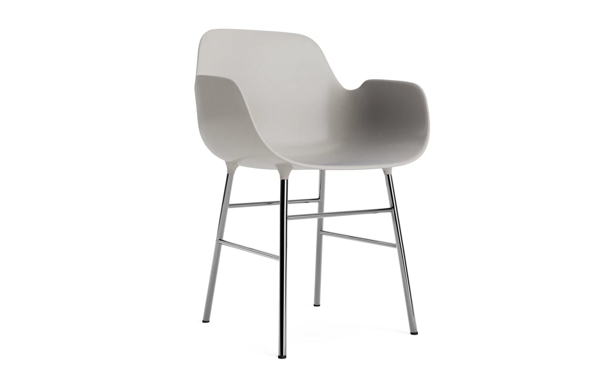 Form Lehnstuhl Chrom Warmes grau in Warmes grau/ Chrom präsentiert im Onlineshop von KAQTU Design AG. Stuhl mit Armlehne ist von Normann Copenhagen