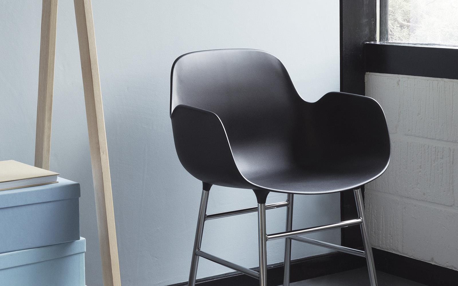 Entdecken Sie den Form Lehnstuhl Chrom Creme von Normann Copenhagen – ein stilvolles, modernes Möbelstück, das Eleganz und Komfort vereint.