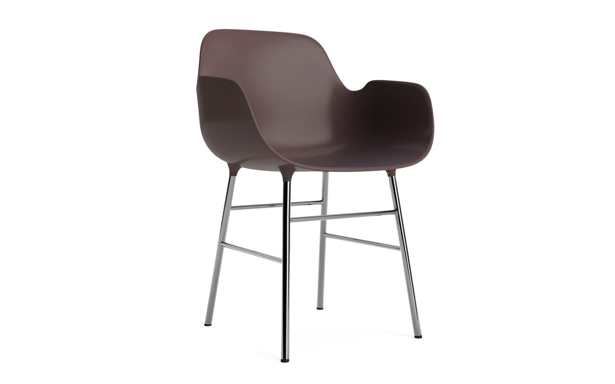 Form Lehnstuhl Chrom Braun in Braun/ chrom präsentiert im Onlineshop von KAQTU Design AG. Stuhl mit Armlehne ist von Normann Copenhagen
