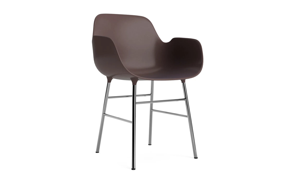 Form Lehnstuhl Chrom Braun in Braun/ chrom präsentiert im Onlineshop von KAQTU Design AG. Stuhl mit Armlehne ist von Normann Copenhagen