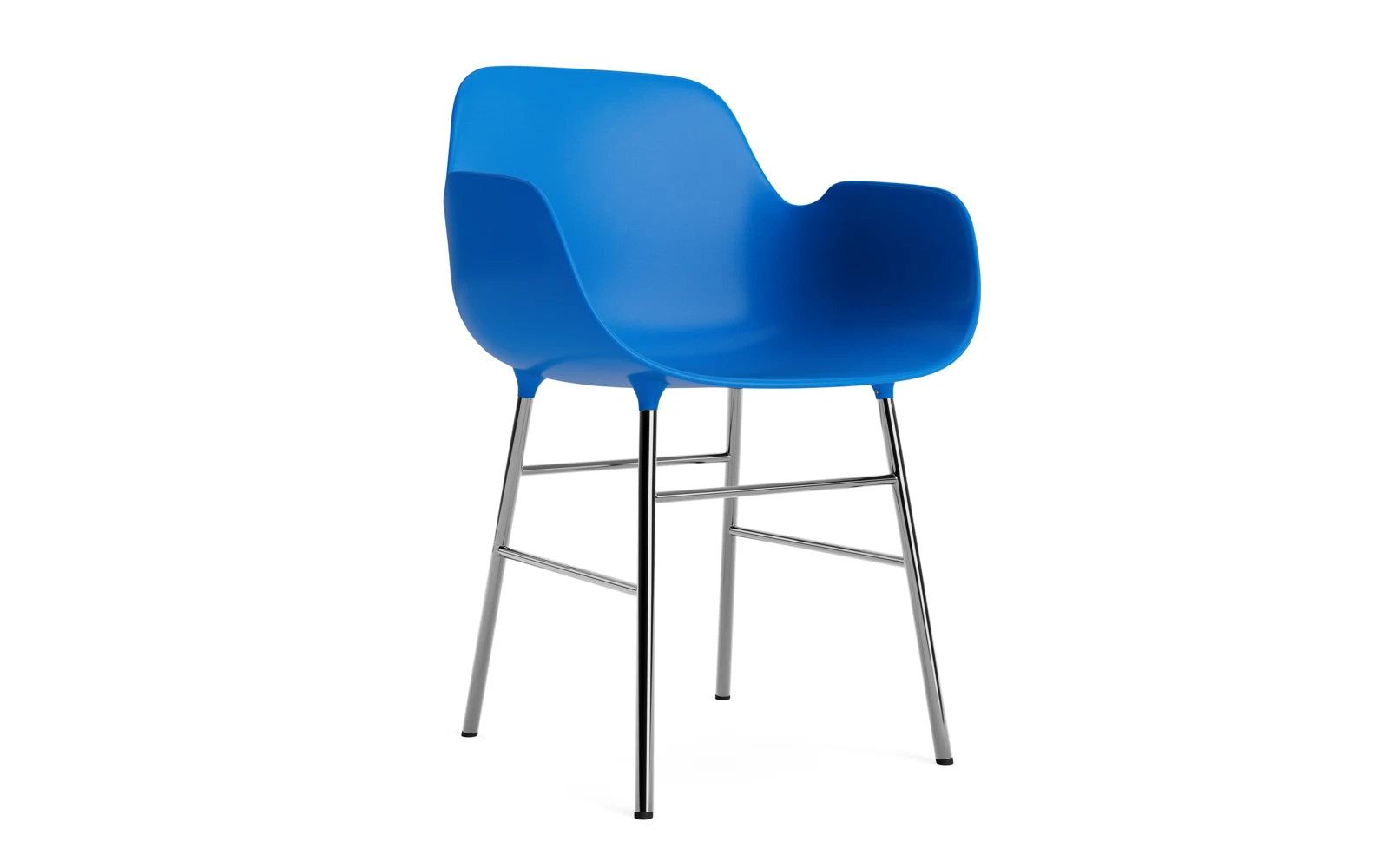 Form Lehnstuhl Chrom Leuchtendes Blau in  präsentiert im Onlineshop von KAQTU Design AG. Stuhl mit Armlehne ist von Normann Copenhagen