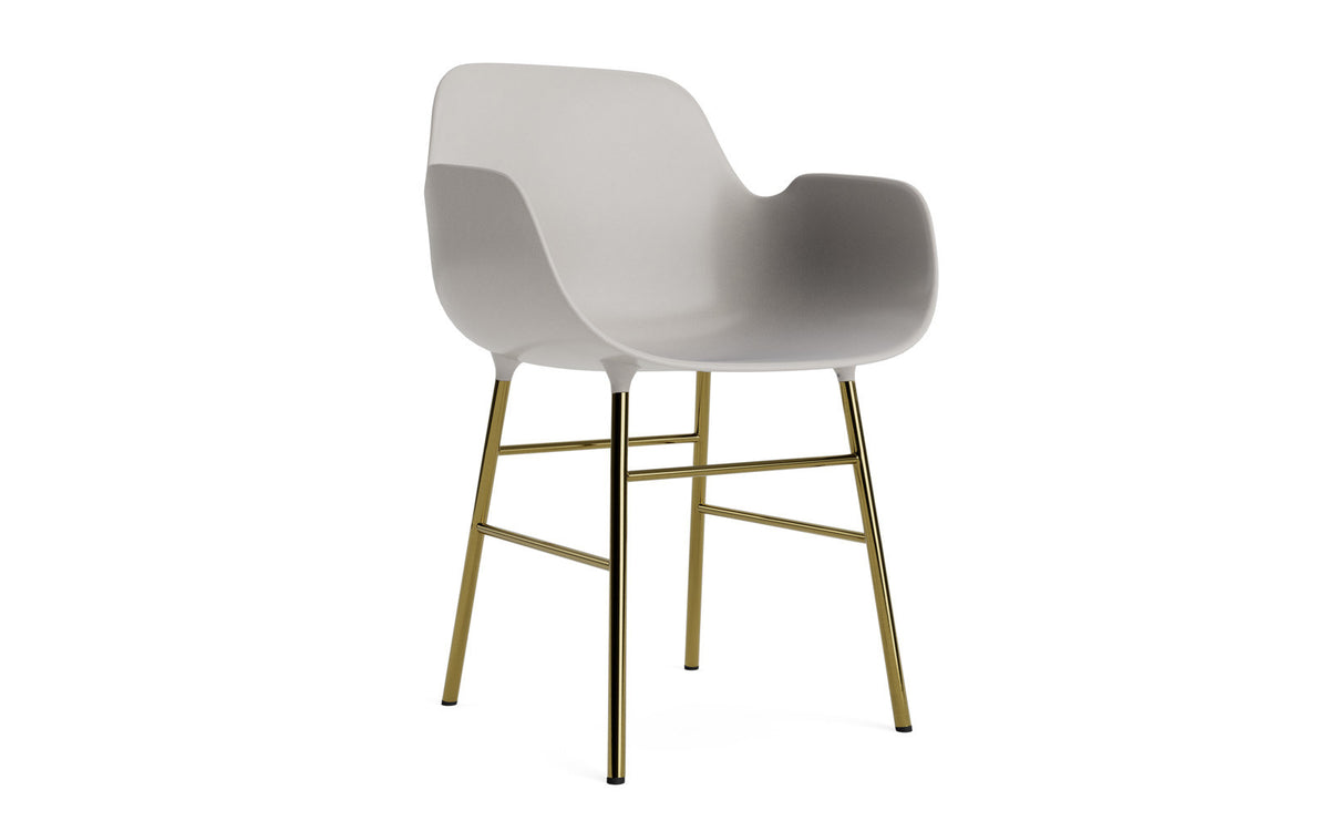 Form Lehnstuhl Messing Warmes grau in Warmes grau/ Messing präsentiert im Onlineshop von KAQTU Design AG. Stuhl mit Armlehne ist von Normann Copenhagen