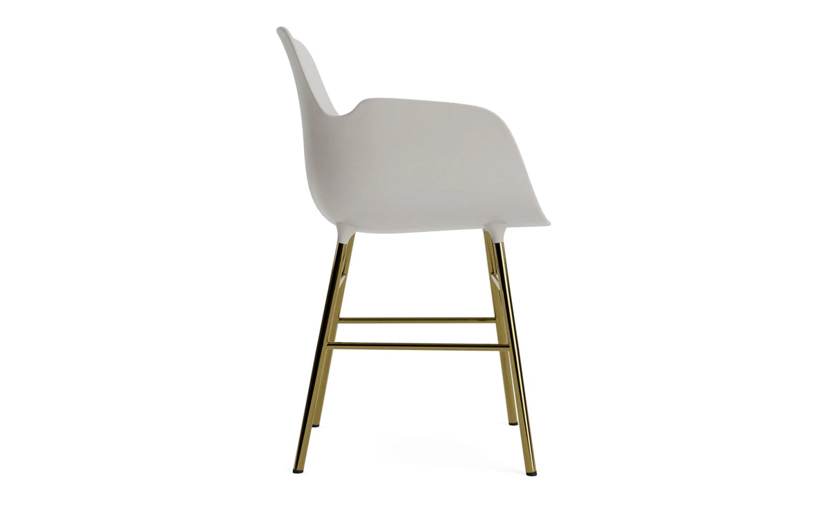 Form Lehnstuhl Messing Warmes grau in Warmes grau/ Messing präsentiert im Onlineshop von KAQTU Design AG. Stuhl mit Armlehne ist von Normann Copenhagen