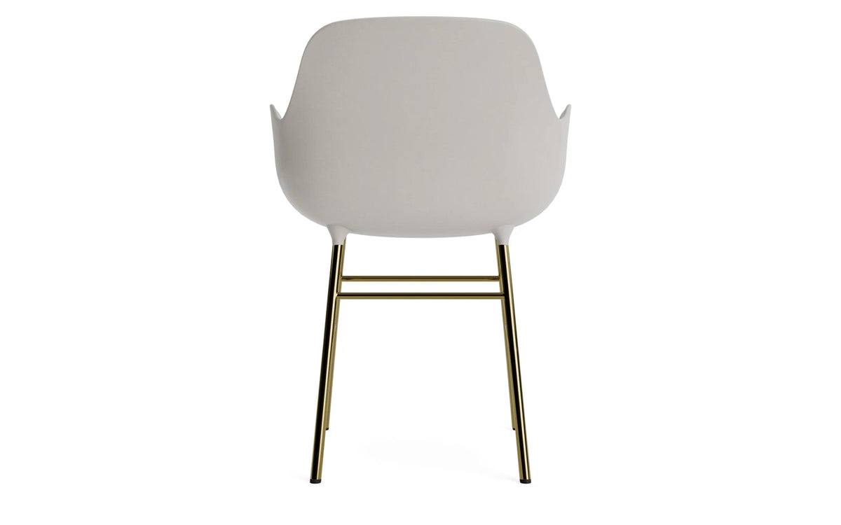 Form Lehnstuhl Messing Warmes grau in Warmes grau/ Messing präsentiert im Onlineshop von KAQTU Design AG. Stuhl mit Armlehne ist von Normann Copenhagen