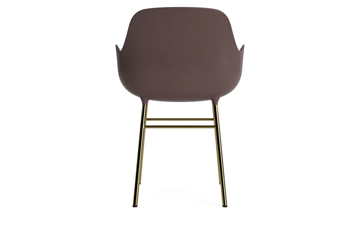 Form Lehnstuhl Messing Braun in Braun/ Messing präsentiert im Onlineshop von KAQTU Design AG. Stuhl mit Armlehne ist von Normann Copenhagen