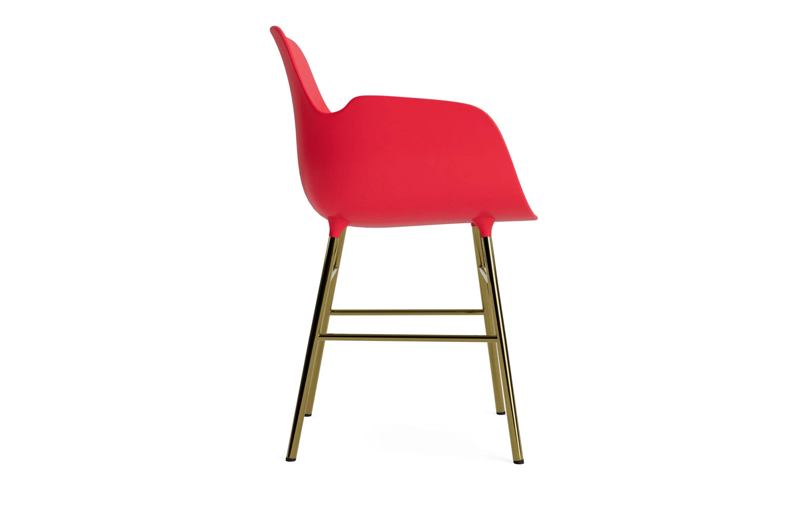 Entdecken Sie den Form Lehnstuhl in leuchtendem Rot mit elegantem Messinggestell von Normann Copenhagen – ein stilvolles Highlight für Ihr Zuhause.