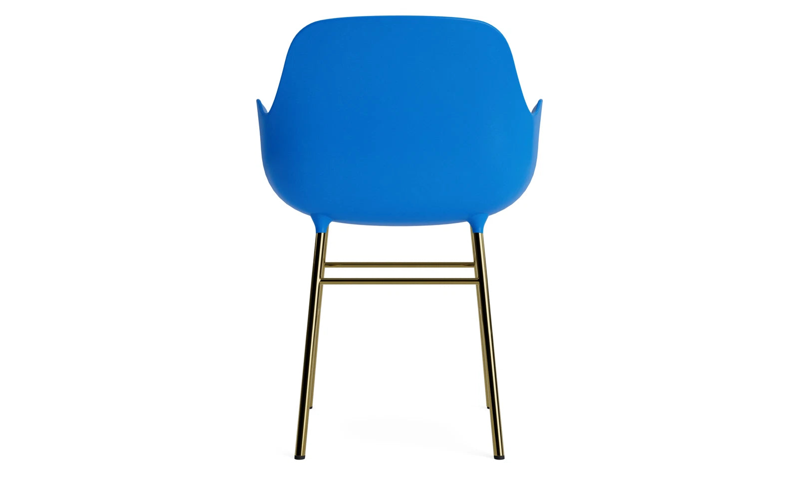 Erleben Sie den Form Lehnstuhl in strahlendem Blau von Normann Copenhagen – ein elegantes Möbelstück mit hochwertigem Messinggestell, das jedem Raum Stil verleiht.