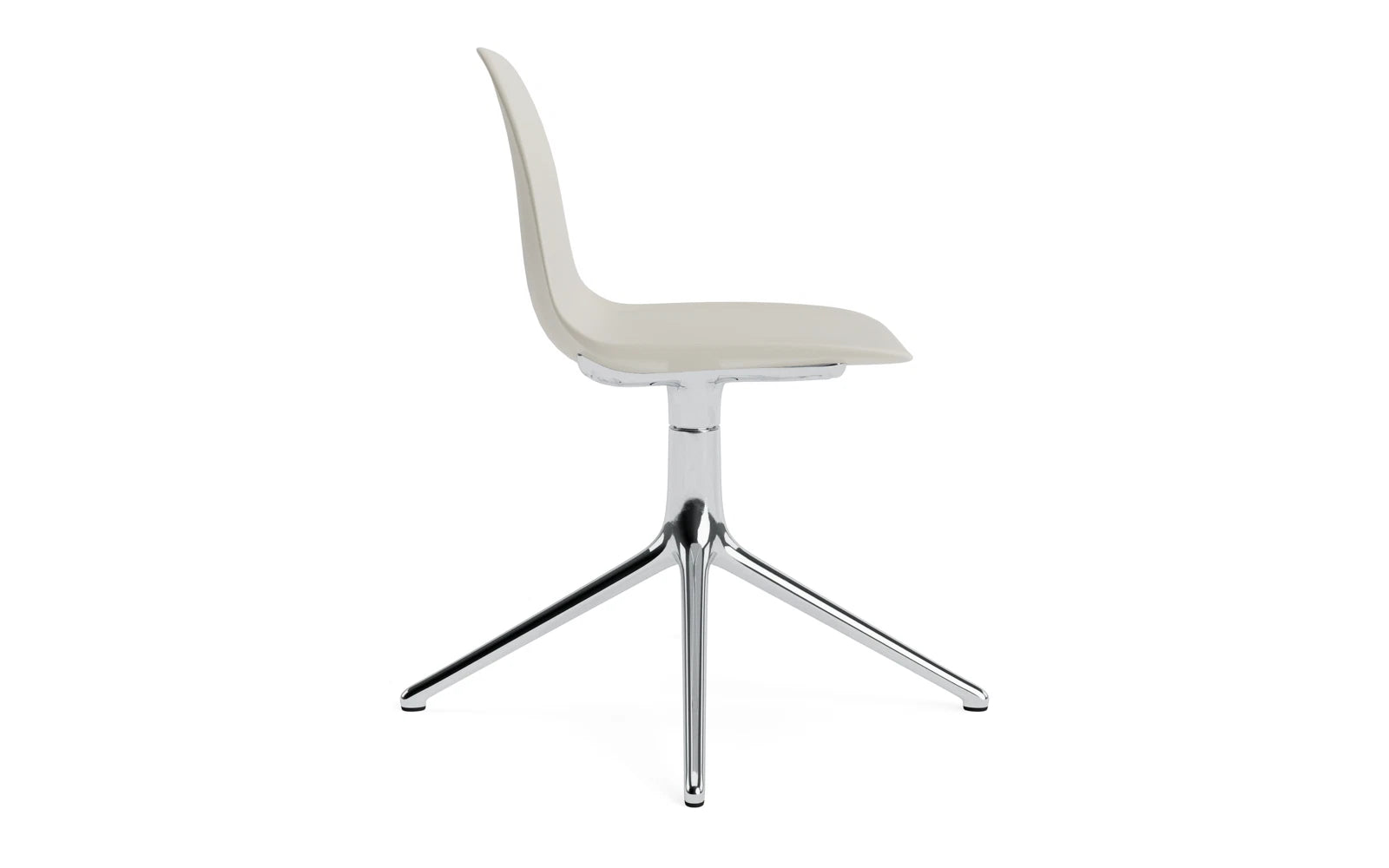 Eleganter Form Drehstuhl in Hellgrau/Aluminium von Normann Copenhagen. Ideal für stilvolle Räume, vereint Komfort und individuelles Design.