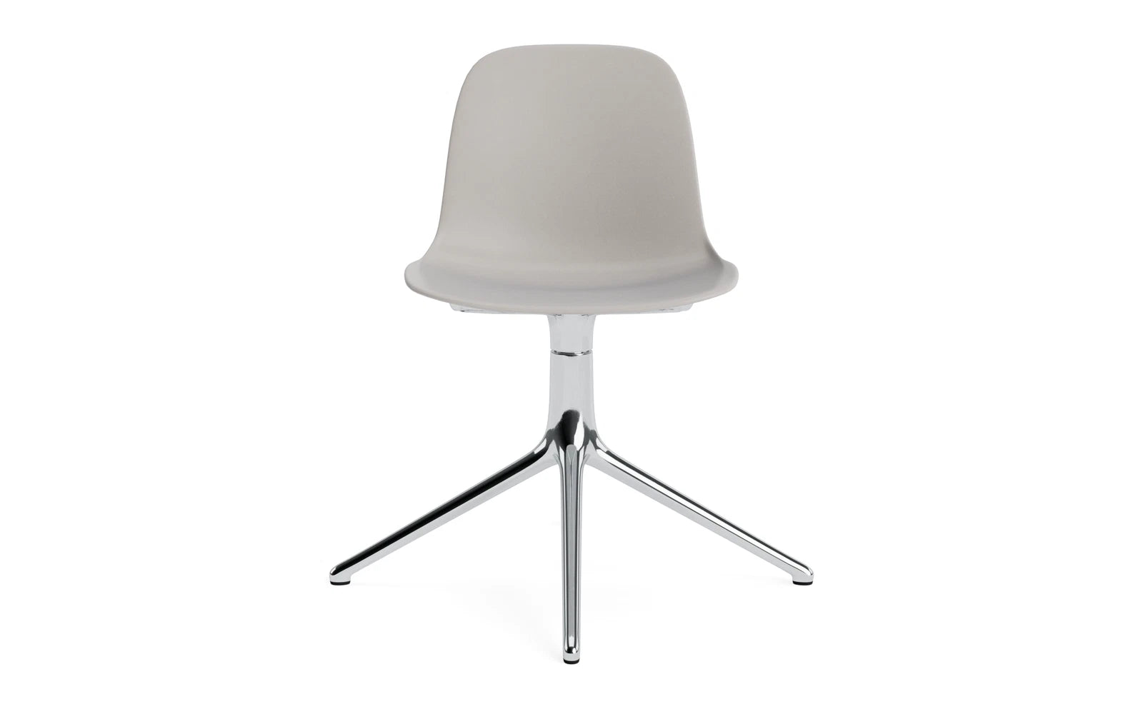 Erleben Sie den Form Drehstuhl in warmem Grau und Aluminium – ein stilvolles, funktionales Möbelstück von Normann Copenhagen für jeden Raum.