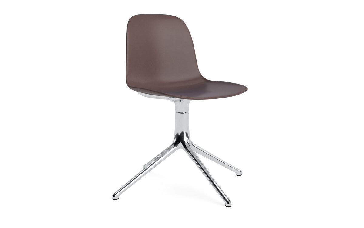 Form Drehstuhl Braun/Aluminium in Braun präsentiert im Onlineshop von KAQTU Design AG. Drehstuhl ist von Normann Copenhagen