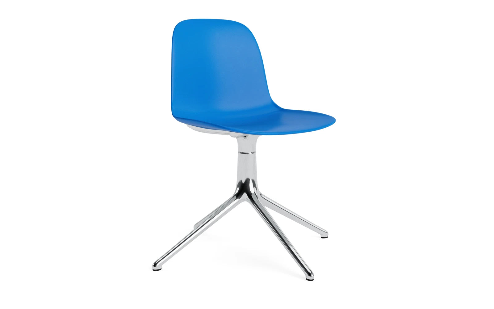 Form Drehstuhl Leuchtendes Leuchtendes Blau/Aluminium in präsentiert im Onlineshop von KAQTU Design AG. Drehstuhl ist von Normann Copenhagen
